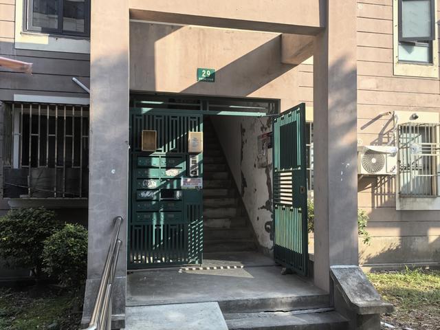 浦东多个小区门禁同时瘫痪又是政府早年统一改造实事工程该如何“